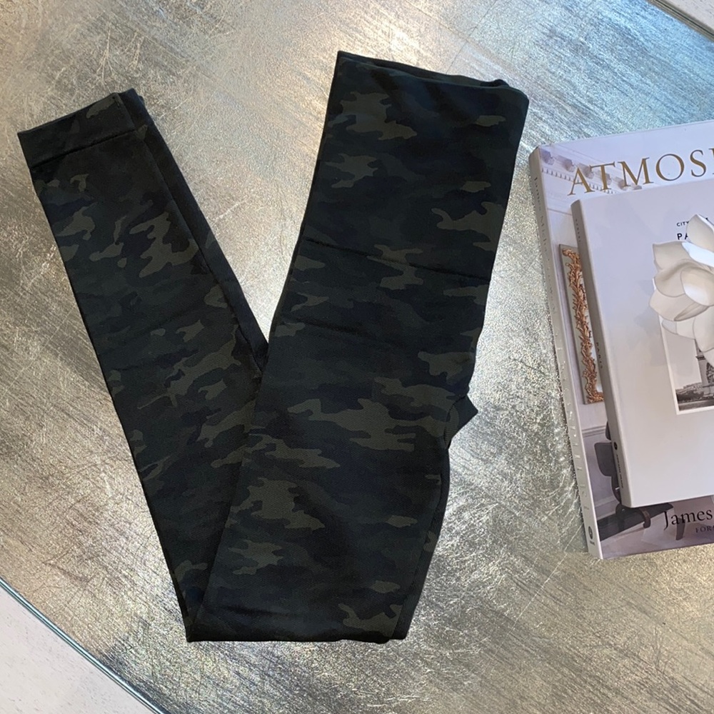 SPANX GREEN CAMO FULL LENGTH LEGGINGS. Size Medium. EUC